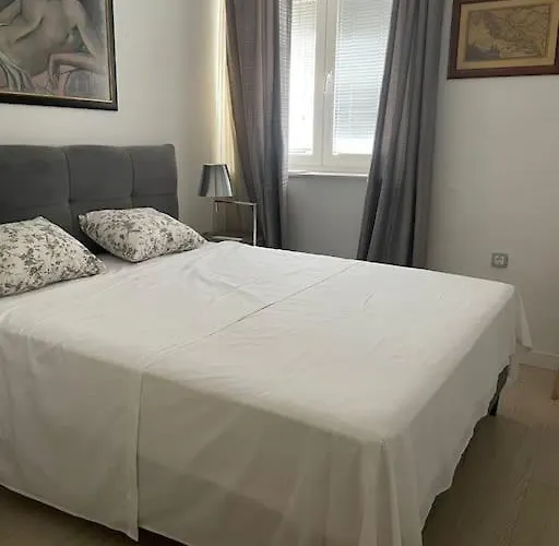 Reas Peace - Luxury In Center Split